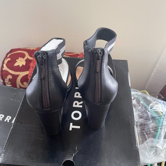 Black and Metallic Three Strap Taper Heel - Picture 2 of 3